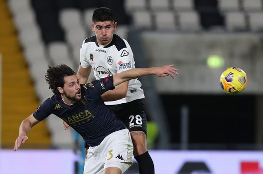 LA SPEZIA, ITALY - DECEMBER 23: Martin Erlic of Spezia Calcio battles for the ball with Mattia Destro of Genoa CFC during the Serie A match between Spezia Calcio and Genoa CFC at Stadio Alberto Picco on December 23, 2020 in La Spezia, Italy. (Photo by Gabriele Maltinti/Getty Images) Genoa, l’attacco è il peggiore in A. Ancora ballottaggio tra Yeboah e Destro- immagine 3