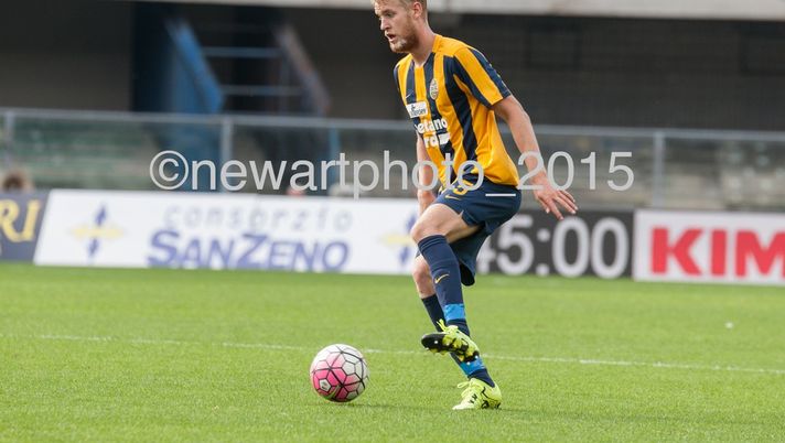 Helander con la maglia gialloblù durante Verona-Lazio  Helander con la maglia gialloblù durante Verona-Lazio