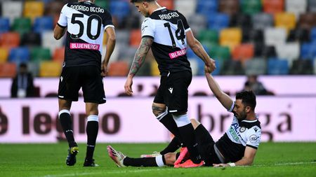 UDINE, ITALY - APRIL 10: Kevin Bonifazi of Udinese Calcio helps up team mate Tolgay Arslan during the Serie A match between Udinese Calcio and Torino FC at Dacia Arena on April 10, 2021 in Udine, Italy. Sporting stadiums around Italy remain under strict restrictions due to the Coronavirus Pandemic as Government social distancing laws prohibit fans inside venues resulting in games being played behind closed doors. (Photo by Alessandro Sabattini/Getty Images) UDINE, ITALY - APRIL 10: Kevin Bonifazi of Udinese Calcio helps up team mate Tolgay Arslan during the Serie A match between Udinese Calcio and Torino FC at Dacia Arena on April 10, 2021 in Udine, Italy. Sporting stadiums around Italy remain under strict restrictions due to the Coronavirus Pandemic as Government social distancing laws prohibit fans inside venues resulting in games being played behind closed doors. (Photo by Alessandro Sabattini/Getty Images)