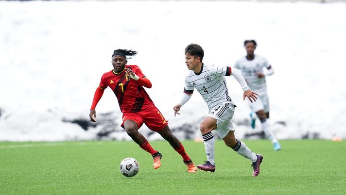 VANTAA, FINLAND - MARCH 26: Angelo Bruckman of Germany controls the ball against Johan Bakayoko of Belgium during the UEFA Under19 European Championship Qualifier match between Belgium U19 and Germany U19 at Myyrmäki Stadium on March 26, 2022 in Vantaa, Finland. (Photo by Ville Vuorinen/Getty Images) Mercato, piace un giovane attaccante del PSV Eindhoven - immagine 1