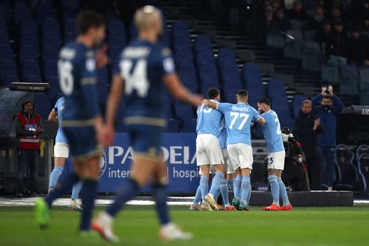 ROME, ITALY - JANUARY 29: Nicolo Casale of SS Lazio celebrates after scoring the team's first goal with teammates during the Serie A match between SS Lazio and ACF Fiorentina at Stadio Olimpico on January 29, 2023 in Rome, Italy. (Photo by Paolo Bruno/Getty Images) Provedel: “Fiorentina forte, ha meno di punti di quelli che meriterebbe”- immagine 2
