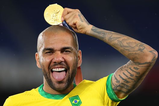 YOKOHAMA, JAPAN - AUGUST 07: Gold medalist Dani Alves #13 of Team Brazil celebrates with their gold medal during the Men's Football Competition Medal Ceremony on day fifteen of the Tokyo 2020 Olympic Games at International Stadium Yokohama on August 07, 2021 in Yokohama, Kanagawa, Japan. (Photo by Alexander Hassenstein/Getty Images) Brasile, l’orgoglio di Dani Alves: “Se sono qui è perché lo merito. E non voglio fallire. Ho una missione” - immagine 1