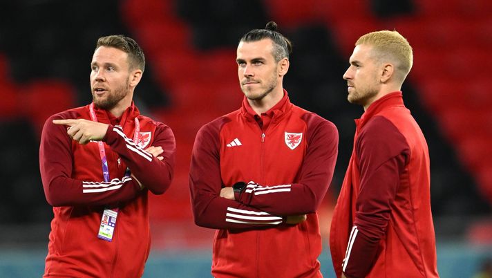 DOHA, QATAR - NOVEMBER 21: (L-R) Chris Gunter, Gareth Bale and Aaron Ramsey of Wales inspect the pitch prior to the FIFA World Cup Qatar 2022 Group B match between USA and Wales at Ahmad Bin Ali Stadium on November 21, 2022 in Doha, Qatar. (Photo by Clive Mason/Getty Images)  Usa