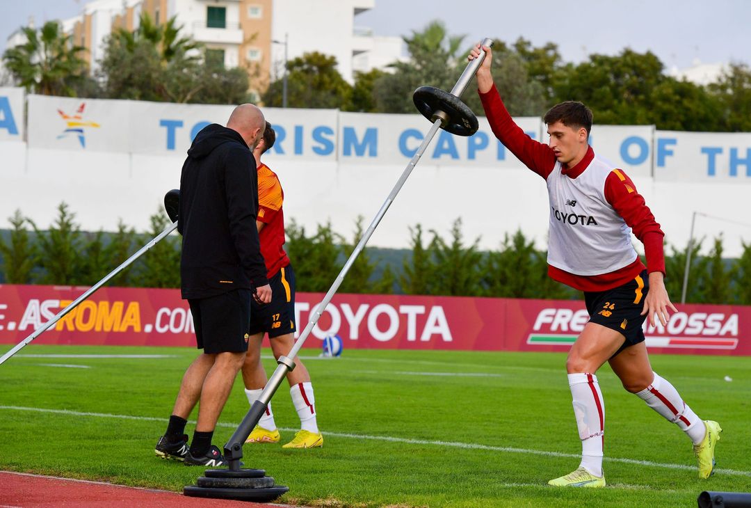 Roma, c’è Wijnaldum in gruppo. E torna anche Rui Patricio – FOTO GALLERY - immagine 40