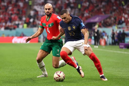 AL KHOR, QATAR - DECEMBER 14: Kylian Mbappe of France controls the ball against Sofyan Amrabat of Morocco during the FIFA World Cup Qatar 2022 semi final match between France and Morocco at Al Bayt Stadium on December 14, 2022 in Al Khor, Qatar. (Photo by Lars Baron/Getty Images) Da “Vice Torreira” a “Leone”: Amrabat adesso non è più un semplice giocatore- immagine 2