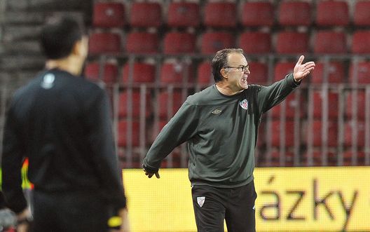 PRAGUE, CZECH REPUBLIC - OCTOBER 4: Marcelo Bielsa, coach of Athletic Club looks on during the UEFA Europa League group stage match between AC Sparta Praha and Athletic Club held on October 4, 2012 at the Stadion Letna in Prague, Czech Republic. (Photo by Michal Cizek/EuroFootball/Getty Images) PRAGUE, CZECH REPUBLIC - OCTOBER 4: Marcelo Bielsa, coach of Athletic Club looks on during the UEFA Europa League group stage match between AC Sparta Praha and Athletic Club held on October 4, 2012 at the Stadion Letna in Prague, Czech Republic. (Photo by Michal Cizek/EuroFootball/Getty Images)