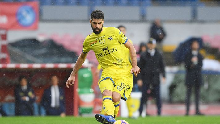 NAPLES, ITALY - NOVEMBER 25: Luca Rossettini of Chievo Verona in action during the Serie A match between SSC Napoli and Chievo Verona at Stadio San Paolo on November 25, 2018 in Naples, Italy.  (Photo by Francesco Pecoraro/Getty Images) 