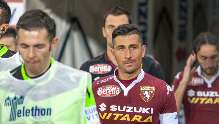 Vives con la fascia da capitano al braccio 