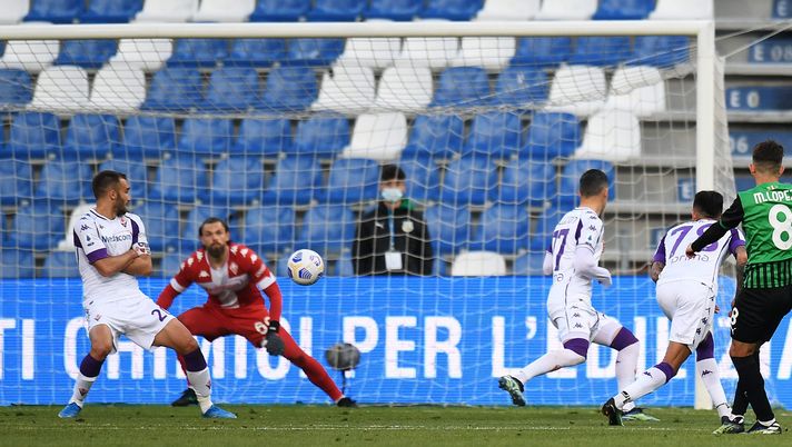 REGGIO NELL'EMILIA, ITALY - APRIL 17: Maxime Lopez of U.S. Sassuolo Calcio scores his team's third goal during the Serie A match between US Sassuolo  and ACF Fiorentina at Mapei Stadium - Citta del Tricolore on April 17, 2021 in Reggio nell'Emilia, Italy. Sporting stadiums around Italy remain under strict restrictions due to the Coronavirus Pandemic as Government social distancing laws prohibit fans inside venues resulting in games being played behind closed doors. (Photo by Alessandro Sabattini/Getty Images) 
