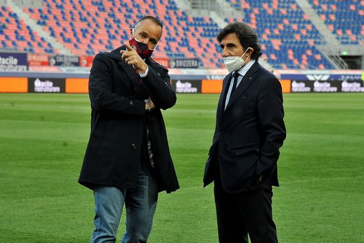  BOLOGNA, ITALY - APRIL 21: Joey Saputo President of Bologna FC ( L ) Urbano Cairo President of Torino FC ( R ) talk eachother prior the beginning of the Serie A match between Bologna FC and Torino FC at Stadio Renato Dall'Ara on April 21, 2021 in Bologna, Italy. (Photo by Mario Carlini / Iguana Press/Getty Images) 