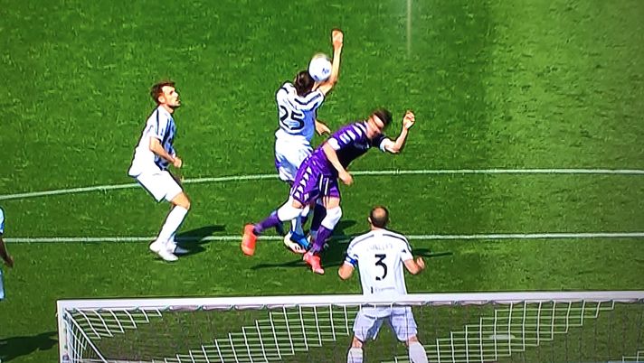 Fiorentina-Juve, Vlahovic beffa la Juve su rigore: ecco il fallo di mano di Rabiot | VIDEO Fiorentina-Juve, Vlahovic beffa la Juve su rigore: ecco il fallo di mano di Rabiot | VIDEO