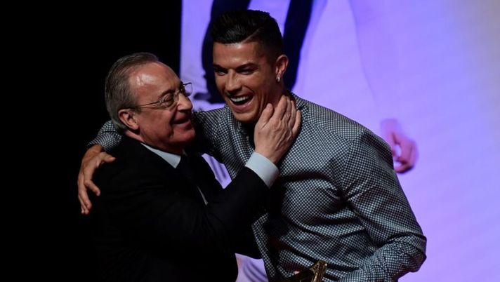 Portugal and Juventus forward Cristiano Ronaldo is congratulated by his former club Real Madrid's president Florentino Perez (L) after receiving the MARCA Leyenda (MARCA Legend) award in Madrid on July 29, 2019. - The award is attributed to sport professionals by the Spanish sports newspaper MARCA. (Photo by JAVIER SORIANO / AFP) (Photo credit should read JAVIER SORIANO/AFP/Getty Images) Florentino: “Ronaldo e il Real, vi svelo cosa c’è dietro questa voce di un suo ritorno” - immagine 1