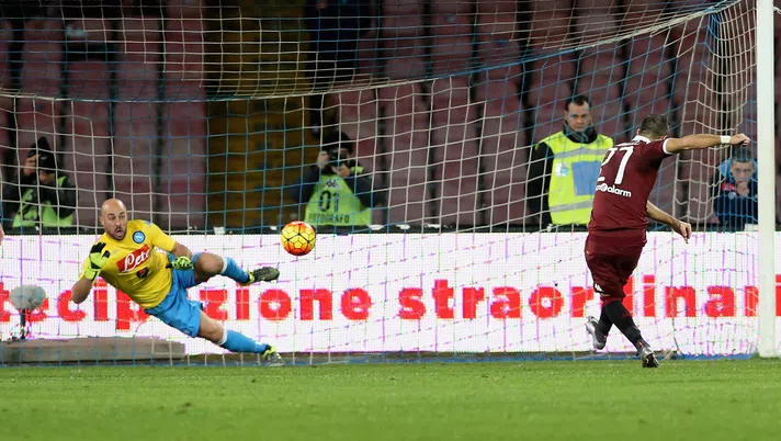 NAPLES, ITALY - JANUARY 06:  Fabio Quagliarella of Torino scores his team's equalizing goal during the Serie A match between SSC Napoli and Torino FC at Stadio San Paolo on January 6, 2016 in Naples, Italy.  (Photo by Maurizio Lagana/Getty Images)
