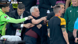 VIDEO / Siviglia-Roma, scintille tra panchine al 119′. Mourinho ammonito