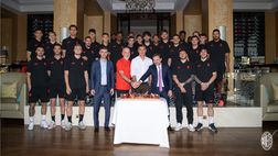 Milan sui social – La foto del taglio della torta per il compleanno