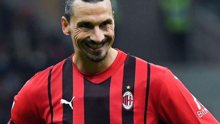 AC Milan's Swedish forward Zlatan Ibrahimovic reacts during the Italian Serie A football match between AC Milan and Inter on November 7, 2021 at the San Siro stadium, in Milan. (Photo by Tiziana FABI / AFP) (Photo by TIZIANA FABI/AFP via Getty Images) Milan, Pioli sorride: torna in gruppo Rebic. Ibra spera nella convocazione - immagine 1