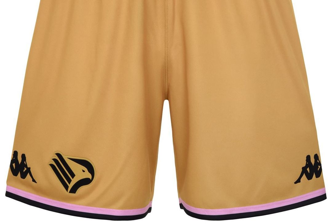 FOTO Palermo, maglia nera e oro con loghi storici: il nuovo special kit (Gallery) - immagine 13