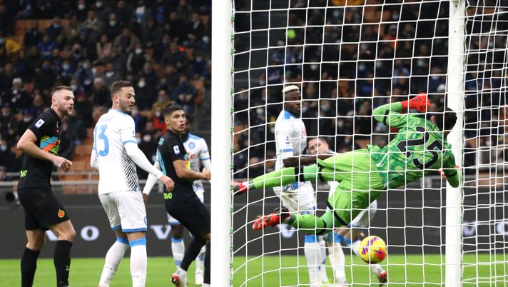 MILAN, ITALY - NOVEMBER 21: David Ospina of SSC Napoli fails to save the second goal from Ivan Perisic of FC Internazionale (not pictured) during the Serie A match between FC Internazionale and SSC Napoli at Stadio Giuseppe Meazza on November 21, 2021 in Milan, Italy. (Photo by Marco Luzzani/Getty Images) MILAN, ITALY - NOVEMBER 21: David Ospina of SSC Napoli fails to save the second goal from Ivan Perisic of FC Internazionale (not pictured) during the Serie A match between FC Internazionale and SSC Napoli at Stadio Giuseppe Meazza on November 21, 2021 in Milan, Italy. (Photo by Marco Luzzani/Getty Images)