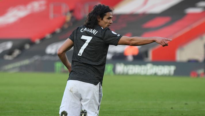 SOUTHAMPTON, ENGLAND - NOVEMBER 29: Edinson Cavani of Manchester United makes his point during the Premier League match between Southampton and Manchester United at St Mary's Stadium on November 29, 2020 in Southampton, England. Sporting stadiums around the UK remain under strict restrictions due to the Coronavirus Pandemic as Government social distancing laws prohibit fans inside venues resulting in games being played behind closed doors. (Photo by Mike Hewitt/Getty Images) SOUTHAMPTON, ENGLAND - NOVEMBER 29: Edinson Cavani of Manchester United makes his point during the Premier League match between Southampton and Manchester United at St Mary's Stadium on November 29, 2020 in Southampton, England. Sporting stadiums around the UK remain under strict restrictions due to the Coronavirus Pandemic as Government social distancing laws prohibit fans inside venues resulting in games being played behind closed doors. (Photo by Mike Hewitt/Getty Images)