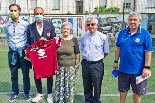 Teodoro Coppola con Maria Meroni, sorella di Gigi, e lo staff della Libertas San Bartolomeo (a destra il presidente Enrico Bello) La prima società di Meroni: “Inclusione e valori, così ricordiamo Gigi tutti i giorni”- immagine 3