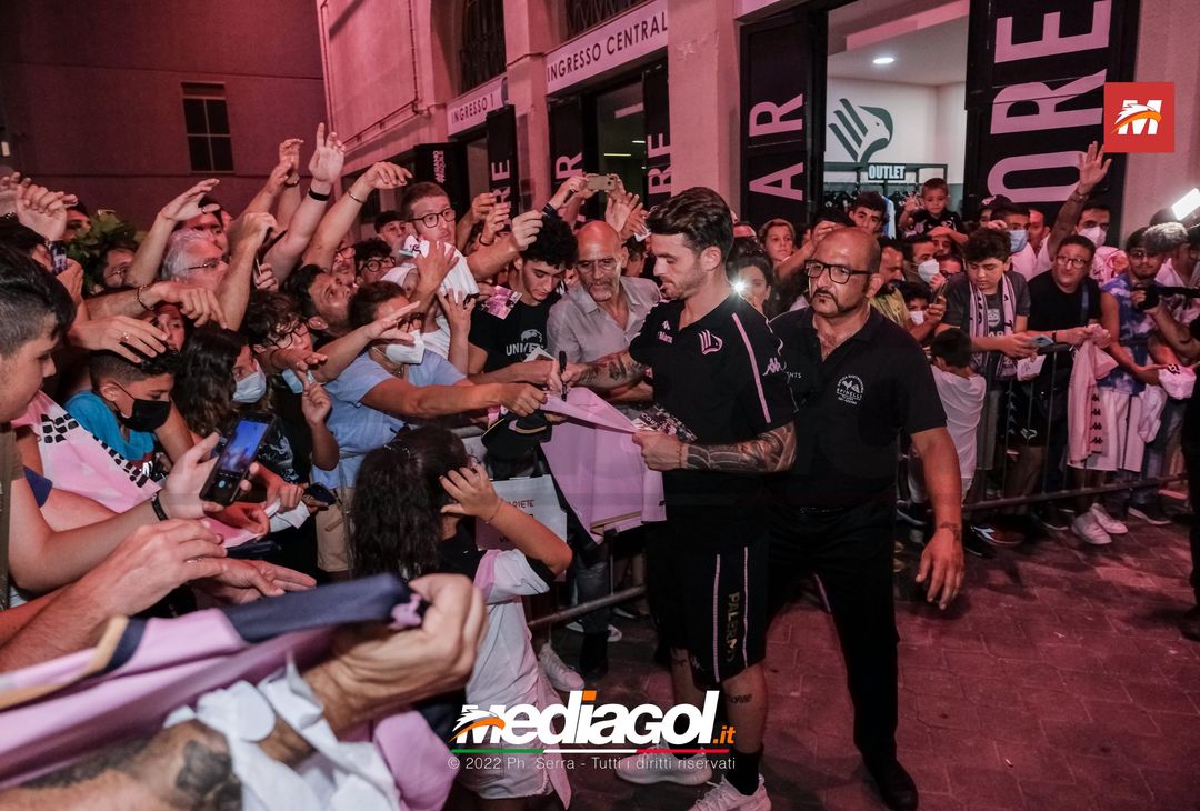 FOTO RITIRO PALERMO, Brunori e l’incontro con i tifosi al Barbera (Gallery) - immagine 71