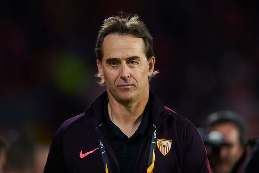 Julen Lopetegui, allenatore del Siviglia (Photo by Fran Santiago/Getty Images) Derby di Siviglia, lungo avvicinamento fra le polemiche: Manuel Pellegrini, per noi 2 giorni di svantaggio…- immagine 2