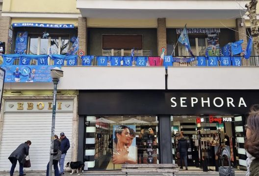 FOTO Al Vomero spunta la formazione del Napoli appesa al balcone- immagine 2