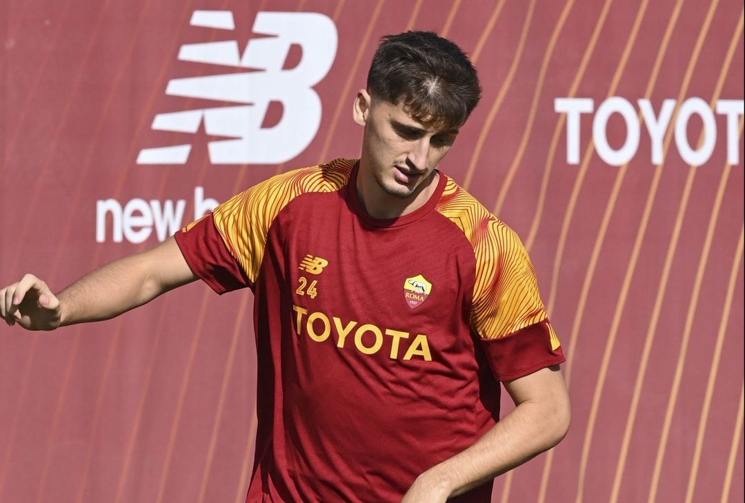 Trigoria, ripresa in vista del Betis: Karsdorp con il gruppo – FOTO GALLERY - immagine 18