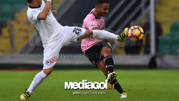 PALERMO, ITALY - NOVEMBER 30: Ouasim Bouy (R) of Palermo kicks the ball as Giuseppe Mastinu of Spezia tackles during the TIM Cup match between US Citta di Palermo and AC Spezia at Stadio Renzo Barbera on November 30, 2016 in Palermo, Italy. (Photo by Tullio M. Puglia/Getty Images) Pisa, Mastinu: “Situazione inaspettata, serve resettare e iniziare nuovo campionato” - immagine 1