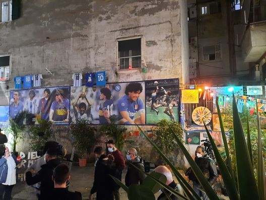 FOTO Marcelo Burlon visita il murale di Maradona ai quartieri spagnoli- immagine 2