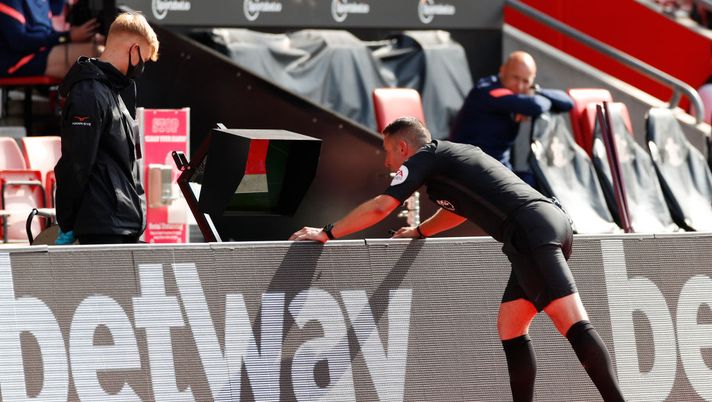 SOUTHAMPTON, ENGLAND - SEPTEMBER 20: Referee David Coote checks the VAR screen before awarding Southampton a penalty during the Premier League match between Southampton and Tottenham Hotspur at St Mary's Stadium on September 20, 2020 in Southampton, England. (Photo by Andrew Boyers - Pool/Getty Images) SOUTHAMPTON, ENGLAND - SEPTEMBER 20: Referee David Coote checks the VAR screen before awarding Southampton a penalty during the Premier League match between Southampton and Tottenham Hotspur at St Mary's Stadium on September 20, 2020 in Southampton, England. (Photo by Andrew Boyers - Pool/Getty Images)