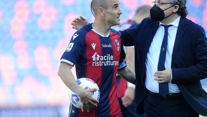 BOLOGNA, ITALY - MAY 02:Rodrigo Palacio gets the ball of his hat trick at the end of the Serie A match between Bologna FC and ACF Fiorentina at Stadio Renato Dall'Ara on May 02, 2021 in Bologna, Italy. Sporting stadiums around Italy remain under strict restrictions due to the Coronavirus Pandemic as Government social distancing laws prohibit fans inside venues resulting in games being played behind closed doors. (Photo by Mario Carlini / Iguana Press/Getty Images) BOLOGNA, ITALY - MAY 02:Rodrigo Palacio gets the ball of his hat trick at the end of the Serie A match between Bologna FC and ACF Fiorentina at Stadio Renato Dall'Ara on May 02, 2021 in Bologna, Italy. Sporting stadiums around Italy remain under strict restrictions due to the Coronavirus Pandemic as Government social distancing laws prohibit fans inside venues resulting in games being played behind closed doors. (Photo by Mario Carlini / Iguana Press/Getty Images)