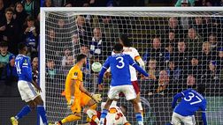 Un autogol frena la Roma raggiunta dal Leicester