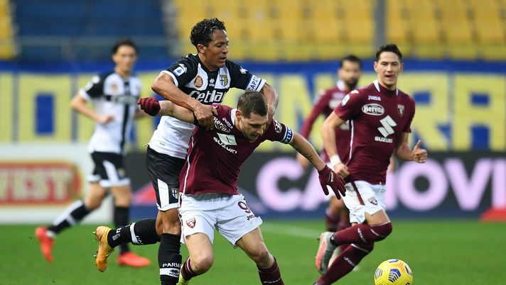 PARMA, ITALY - JANUARY 03: Andrea Belotti of Torino is tackled by Bruno Alves of Parma during the Serie A match between Parma Calcio and Torino FC at Stadio Ennio Tardini on January 03, 2021 in Parma, Italy. Sporting stadiums around Italy remain under strict restrictions due to the Coronavirus Pandemic as Government social distancing laws prohibit fans inside venues resulting in games being played behind closed doors. (Photo by Alessandro Sabattini/Getty Images) PARMA, ITALY - JANUARY 03: Andrea Belotti of Torino is tackled by Bruno Alves of Parma during the Serie A match between Parma Calcio and Torino FC at Stadio Ennio Tardini on January 03, 2021 in Parma, Italy. Sporting stadiums around Italy remain under strict restrictions due to the Coronavirus Pandemic as Government social distancing laws prohibit fans inside venues resulting in games being played behind closed doors. (Photo by Alessandro Sabattini/Getty Images)