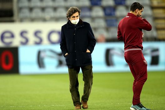  CAGLIARI, ITALY - FEBRUARY 19: Urbano Cairo the president of Torino looks on during the Serie A match between Cagliari Calcio and Torino FC at Sardegna Arena on February 19, 2021 in Cagliari, Italy. (Photo by Enrico Locci/Getty Images) 