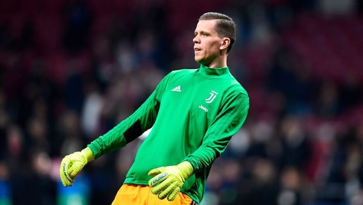 Juventus' Polish goalkeeper Wojciech Szczesny warms up before the UEFA Champions League round of 16 first leg football match between Club Atletico de Madrid and Juventus FC at the Wanda Metropolitan stadium in Madrid on February 20, 2019. (Photo by OSCAR DEL POZO / AFP) (Photo credit should read OSCAR DEL POZO/AFP/Getty Images) Juve, Szczesny si è operato al ginocchio destro: il comunicato - immagine 1