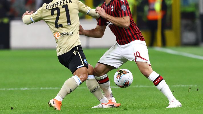 MILAN, ITALY - OCTOBER 31:  Hakan Calhanoglu (R) of AC Milan competes for the ball with Gabriel Strefezza (L) of Spal during the Serie A match between AC Milan and SPAL at Stadio Giuseppe Meazza on October 31, 2019 in Milan, Italy.  (Photo by Marco Luzzani/Getty Images)  MILAN, ITALY - OCTOBER 31:  Hakan Calhanoglu (R) of AC Milan competes for the ball with Gabriel Strefezza (L) of Spal during the Serie A match between AC Milan and SPAL at Stadio Giuseppe Meazza on October 31, 2019 in Milan, Italy.  (Photo by Marco Luzzani/Getty Images)