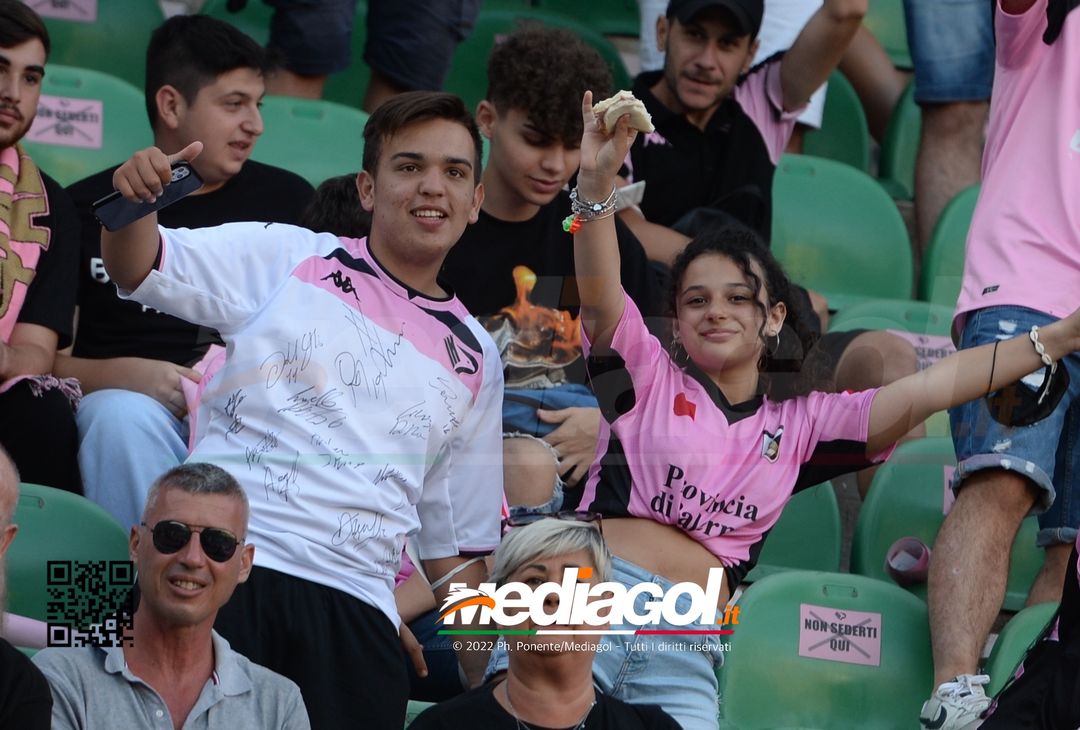 Fototifo, facce da Serie B. I tifosi allo stadio per Palermo-Padova 1-0 - immagine 59