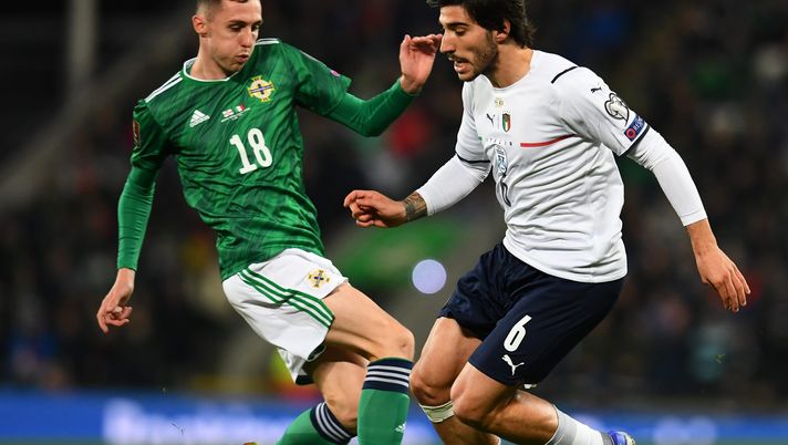 BELFAST, NORTHERN IRELAND - NOVEMBER 15: Sandro Tonali of Italy competes for the ball with Gavin Whyte of Northem Ireland during the 2022 FIFA World Cup Qualifier match between Northern Ireland and Italy at Windsor Park on November 15, 2021 in Belfast, Northern Ireland. (Photo by Claudio Villa/Getty Images) BELFAST, NORTHERN IRELAND - NOVEMBER 15: Sandro Tonali of Italy competes for the ball with Gavin Whyte of Northem Ireland during the 2022 FIFA World Cup Qualifier match between Northern Ireland and Italy at Windsor Park on November 15, 2021 in Belfast, Northern Ireland. (Photo by Claudio Villa/Getty Images)