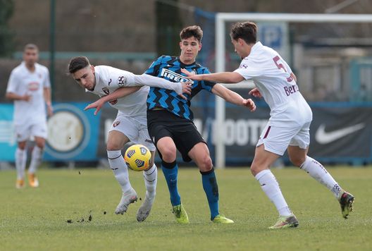 MILAN, ITALY - JANUARY 23: Cesare Casadei of FC Internazionale competes for the ball during the Primavera 1 TIM match between FC Internazionale U19 and Torino FC U19 at Suning Youth Development Centre in memory of Giacinto Facchetti on January 23, 2021 in Milan, Italy. (Photo by Emilio Andreoli - Inter/Inter via Getty Images) MILAN, ITALY - JANUARY 23: Cesare Casadei of FC Internazionale competes for the ball during the Primavera 1 TIM match between FC Internazionale U19 and Torino FC U19 at Suning Youth Development Centre in memory of Giacinto Facchetti on January 23, 2021 in Milan, Italy. (Photo by Emilio Andreoli - Inter/Inter via Getty Images)