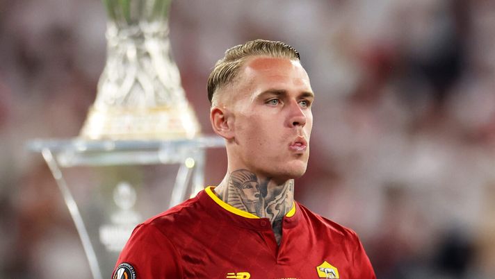 Getty Images Siviglia-Roma, Karsdorp rifiuta la medaglia, ma Ceferin lo costringe a indossarla - immagine 1