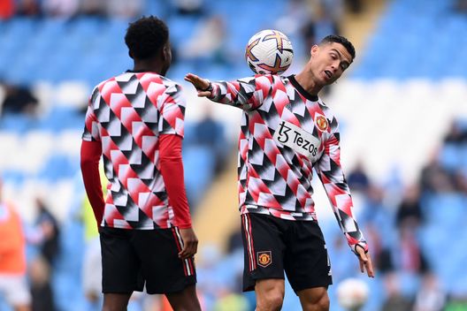 (Photo by Laurence Griffiths/Getty Images) A Manchester come a Madrid: CR7 non calpesta il simbolo dei rivali nei derby…- immagine 2