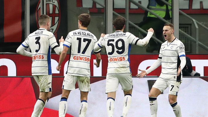 MILAN, ITALY - JANUARY 10: Teun Koopmeiners of Atalanta BC (R) celebrates scoring his team's first goal with teammates Emil Holm, Charles De Ketelaere and Aleksey Miranchuk during the Coppa Italia match between AC Milan and Atalanta BC on January 10, 2024 in Milan, Italy. (Photo by Marco Luzzani/Getty Images) Atalanta Verona