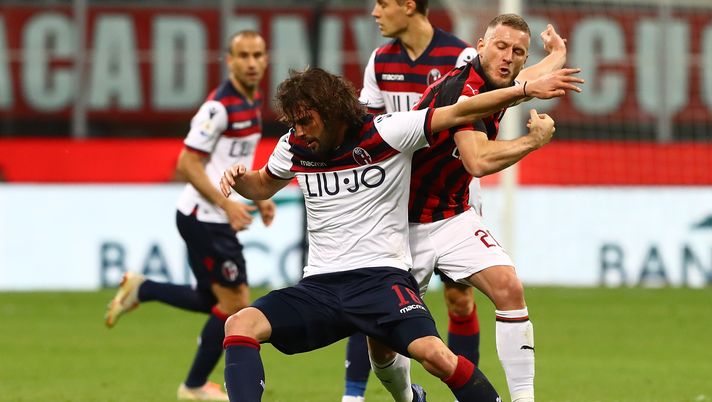 MILAN, ITALY - MAY 06:  Andrea Poli of AC Milan competes for the ball with Ignazio Abate of Bologna FC during the Serie A match between AC Milan and Bologna FC at Stadio Giuseppe Meazza on May 6, 2019 in Milan, Italy.  (Photo by Marco Luzzani/Getty Images) 