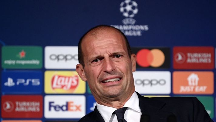 Juventus' Italian head coach Massimiliano Allegri grimaces during a press conference at the Parc des Princes stadium in Paris on September 5, 2022 on the eve of the UEFA Champions League football match between Paris Saint-Germain and Juventus Turin. (Photo by FRANCK FIFE / AFP) (Photo by FRANCK FIFE/AFP via Getty Images) Allegri: “Chiesa, la decisione per il Torino! Difficile insieme Di Maria, Vlahovic e Milik, la crisi…” - immagine 1
