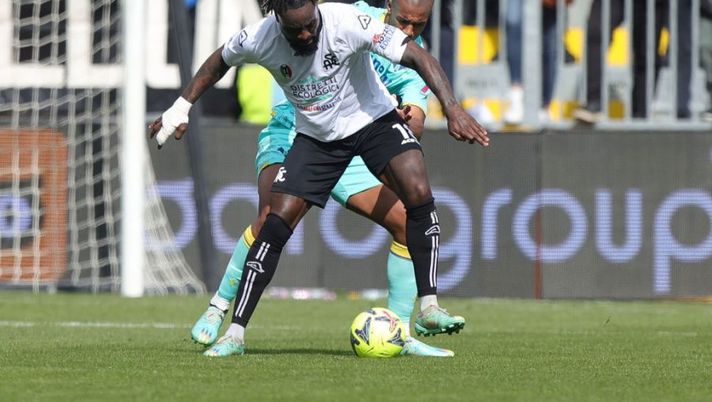 LA SPEZIA, ITALY - MARCH 05: M'bala Nzola of Spezia Calcio in action against Isak Hien of Hellas Verona during the Serie A match between Spezia Calcio and Hellas Verona at Stadio Alberto Picco on March 5, 2023 in La Spezia, Italy. (Photo by Gabriele Maltinti/Getty Images) Voti fantacalcio: la scelta su Lasagna, super Hien! Bocciato Nzola, bene Lazovic - immagine 1