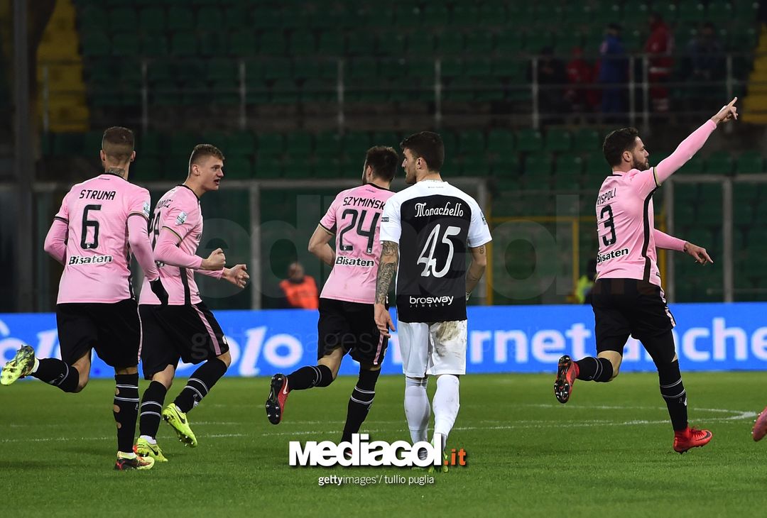  PALERMO, ITALY - FEBRUARY 27:  Andrea Rispoli of Palermo celebrates after scoring the equalizing goal during the Serie B match between US Citta di Palermo and Ascoli Picchio on February 27, 2018 in Palermo, Italy.  (Photo by Tullio M. Puglia/Getty Images) 