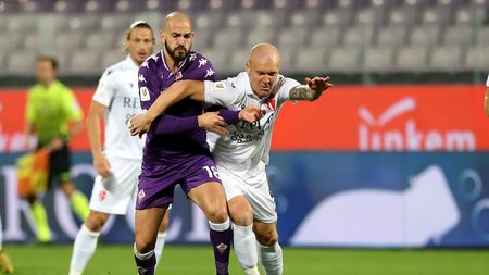 FLORENCE, ITALY - OCTOBER 28: Riccardo Saponara of ACF Fiorentina in action against Emil Halfredsson of Calcio Padova during the Coppa Italia match between ACF Fiorentina and Calcio Padova at Artemio Franchi on October 28, 2020 in Florence, Italy. (Photo by Gabriele Maltinti/Getty Images)