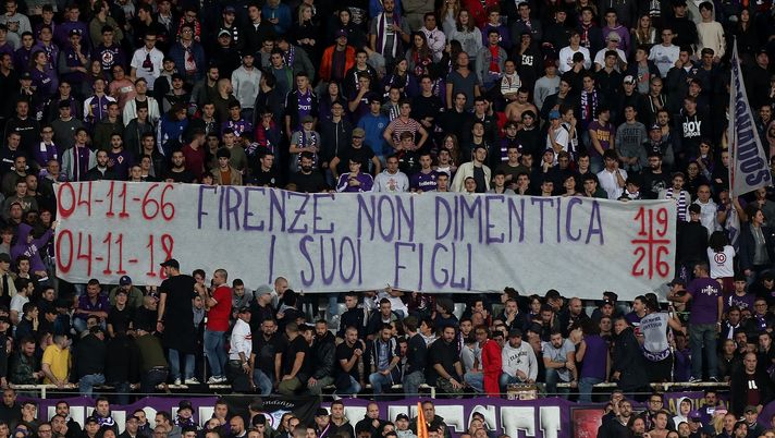 FLORENCE, ITALY - NOVEMBER 03: Fans of the ACF Fiorentina exhibit a banner in memory of the flood of 1966 that blows  Florence during the Serie A match between ACF Fiorentina and AS Roma at Stadio Artemio Franchi on November 3, 2018 in Florence, Italy.  (Photo by Gabriele Maltinti/Getty Images) 