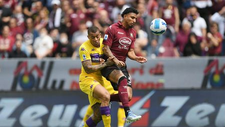 SALERNO, ITALY - APRIL 24: Ederson of US Salernitana vies with Igor of ACF Fiorentina during the Serie A match between US Salernitana and ACF Fiorentina at Stadio Arechi on April 24, 2022 in Salerno, Italy. (Photo by Francesco Pecoraro/Getty Images)